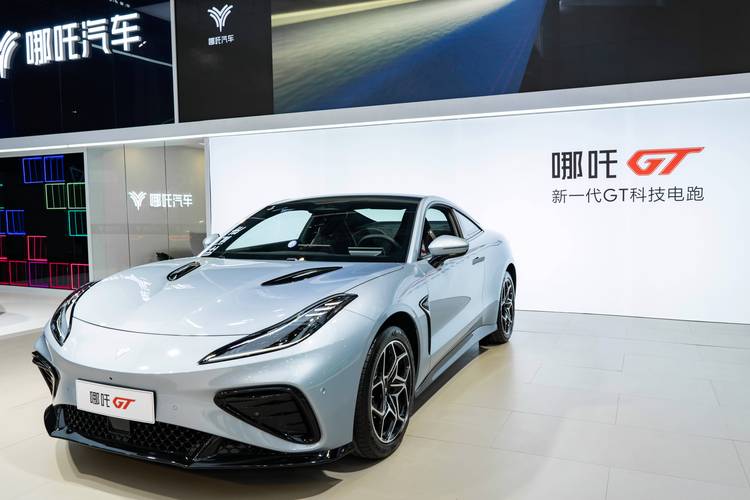 成都29哪吒汽车在智能汽车领域的表现，领途汽车在新能源汽车市场中的影响力